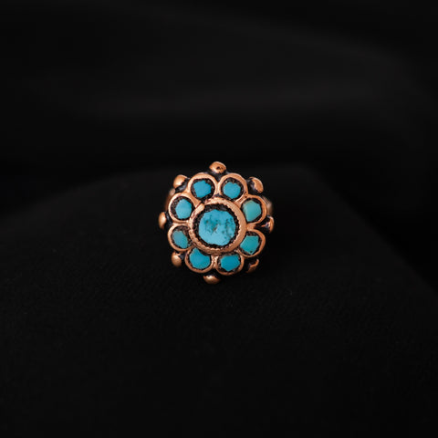 Anillo antiguo de Paquistán hecho a mano con plata , baño de oro mateado y 9 turquesas. Tamaño 11 Peso 10 g. Old ring from Pakistan with turquoise. Lula Máiz