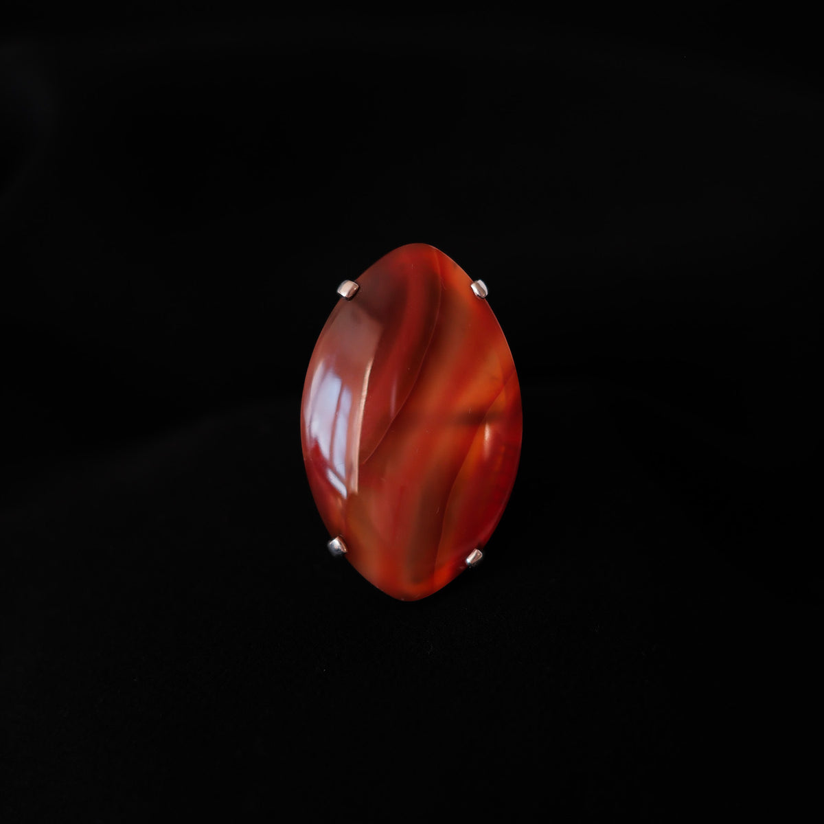 Anillo artesanal hecho a mano con plata de ley y ágata carneola. Tamaño 13 Peso 16 g. Handcrafted silver ring with carnelian agate. Lula Máiz