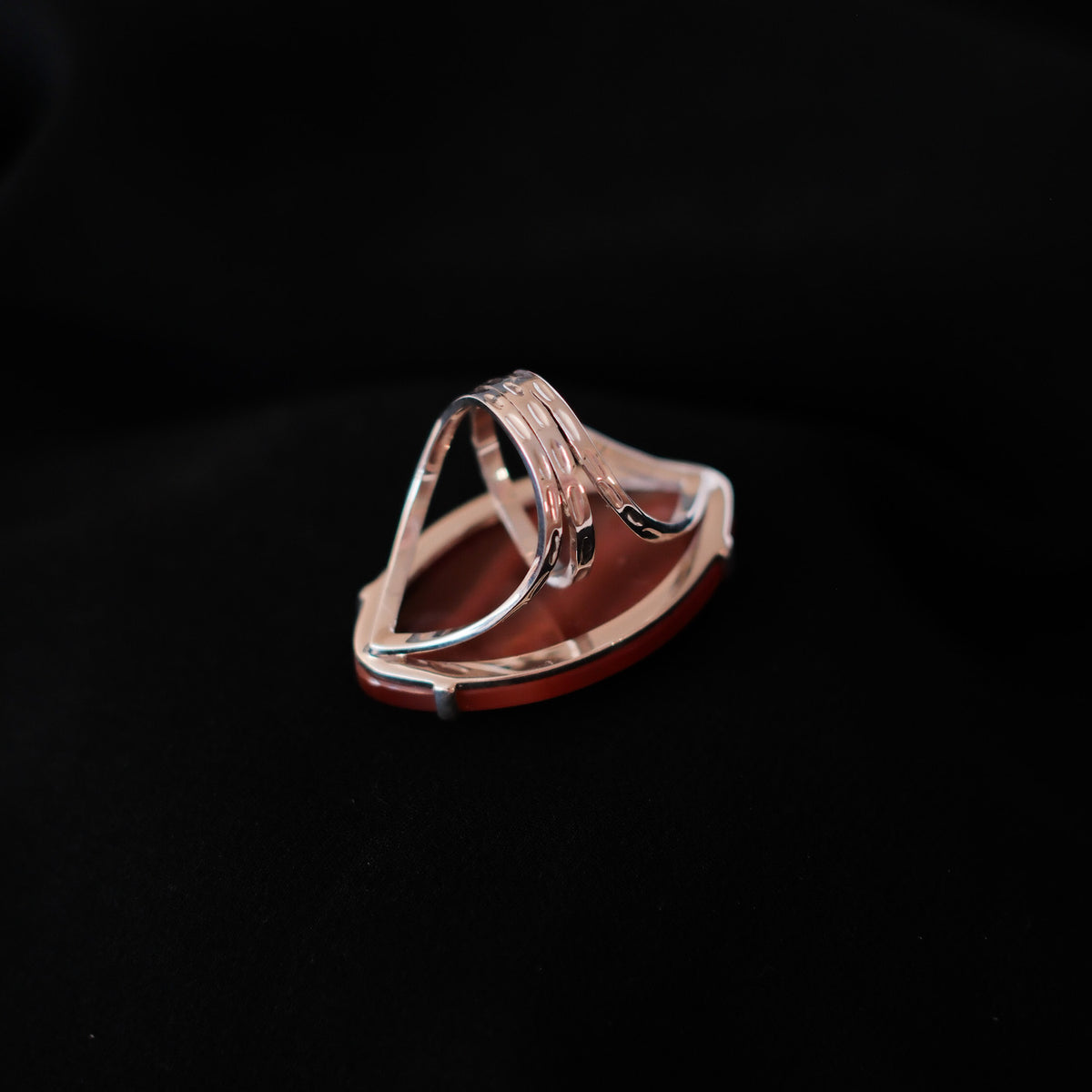 Anillo artesanal hecho a mano con plata de ley y ágata carneola. Tamaño 13 Peso 16 g. Handcrafted silver ring with carnelian agate. Lula Máiz