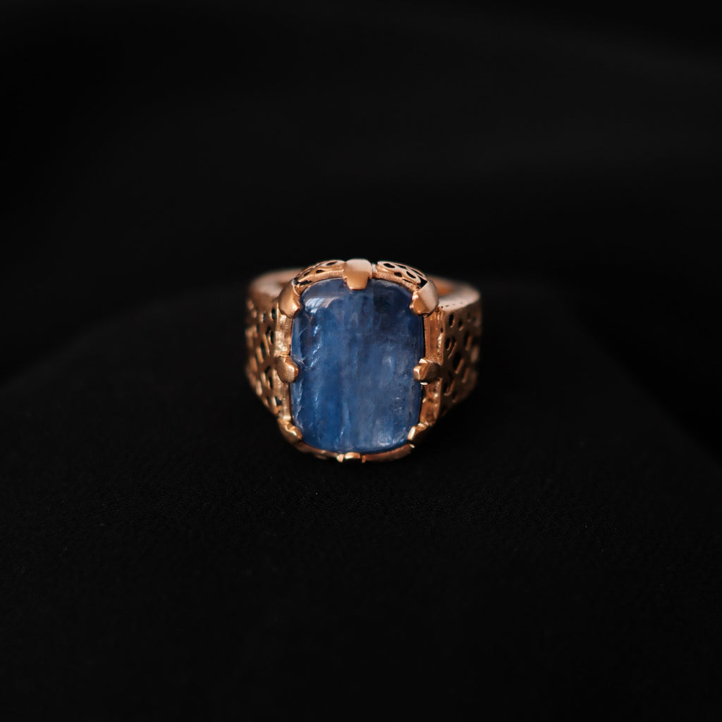 Anillo artesanal hecho a mano con plata de ley, baño de oro mateado y cabujón de cianita. Tamaño 15 Peso 17 g. Handcrafted ring with kyanite. Lula Máiz