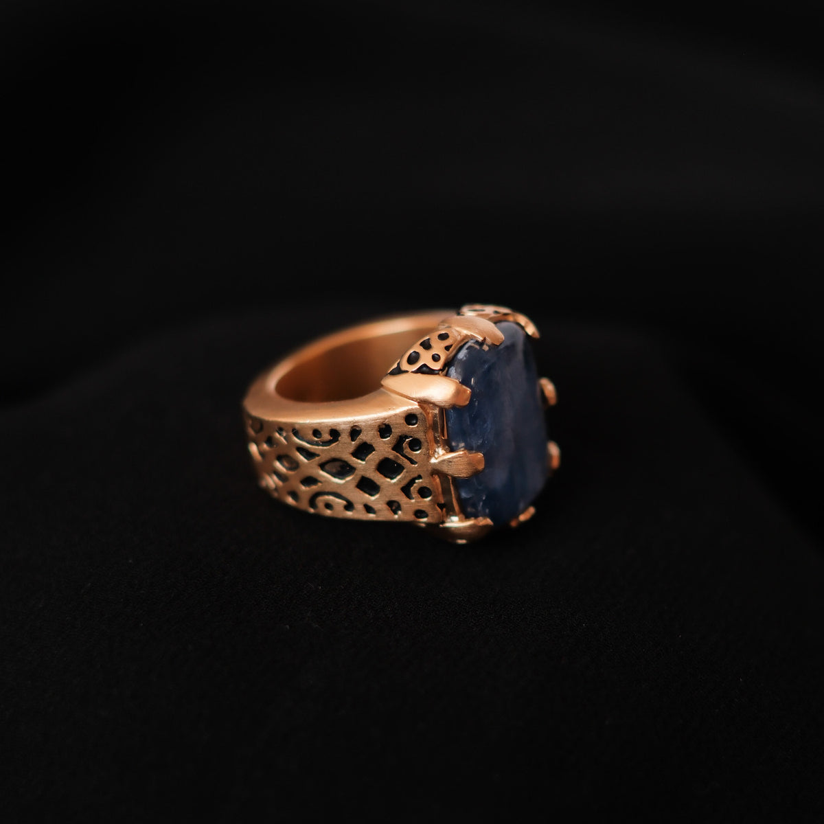 Anillo artesanal hecho a mano con plata de ley, baño de oro mateado y cabujón de cianita. Tamaño 15 Peso 17 g. Handcrafted ring with kyanite. Lula Máiz