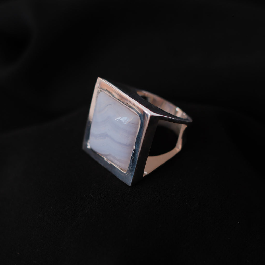 Anillo artesanal, de diseño contemporáneo , hecho a mano con plata de ley y ágata de lazo azul. Tamaño 19 Peso 39 g  XL silver ring with blue lace agate. Lula Máiz