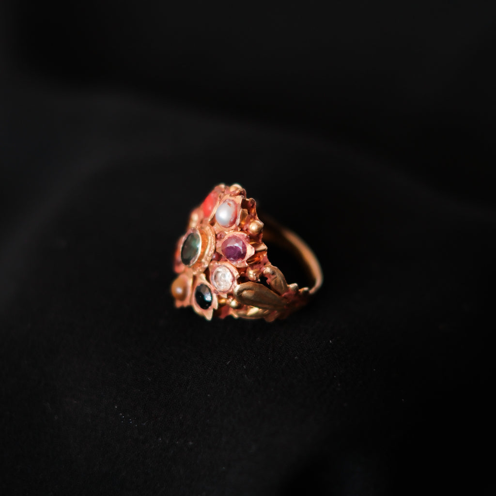 Anillo artesanal hecho a mano con oro y 9 gemas que para la astrología védica tienen poderes astrológicos. Cada piedra representa a un planeta y los hindúes consideran que este tipo de anillos tienen propiedades terapéuticas y medicinales. Tamaño 16 Medidas 25 mm x 20 mm Peso 6 g.Gold ring with 9 gems. 9 planets ring. Lula Máiz