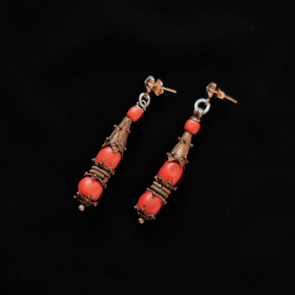 Pendientes antiguos de Mongolia hechos a mano con plata dorada y corales. El top es contemporáneo de plata de ley dorada con sistema de presión con mariposa. Longitud 6´5 cm Peso 13´5 g Old coral earrings from Mongolia. Lula Máiz