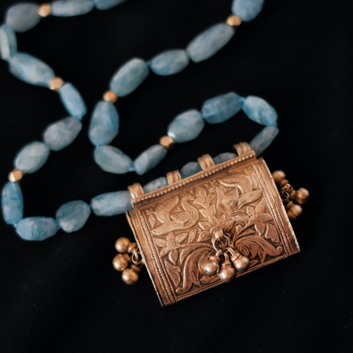 Collar con esmeraldas, cuentas de plata dorada y antiguo colgante en plata bañada en oro de los Yomut (grupo étnico de Turkmenistán). El cierre es contemporáneo, de mosquetón hecho con plata de ley y baño de oro. Pieza única, diseño de Lula Máiz.