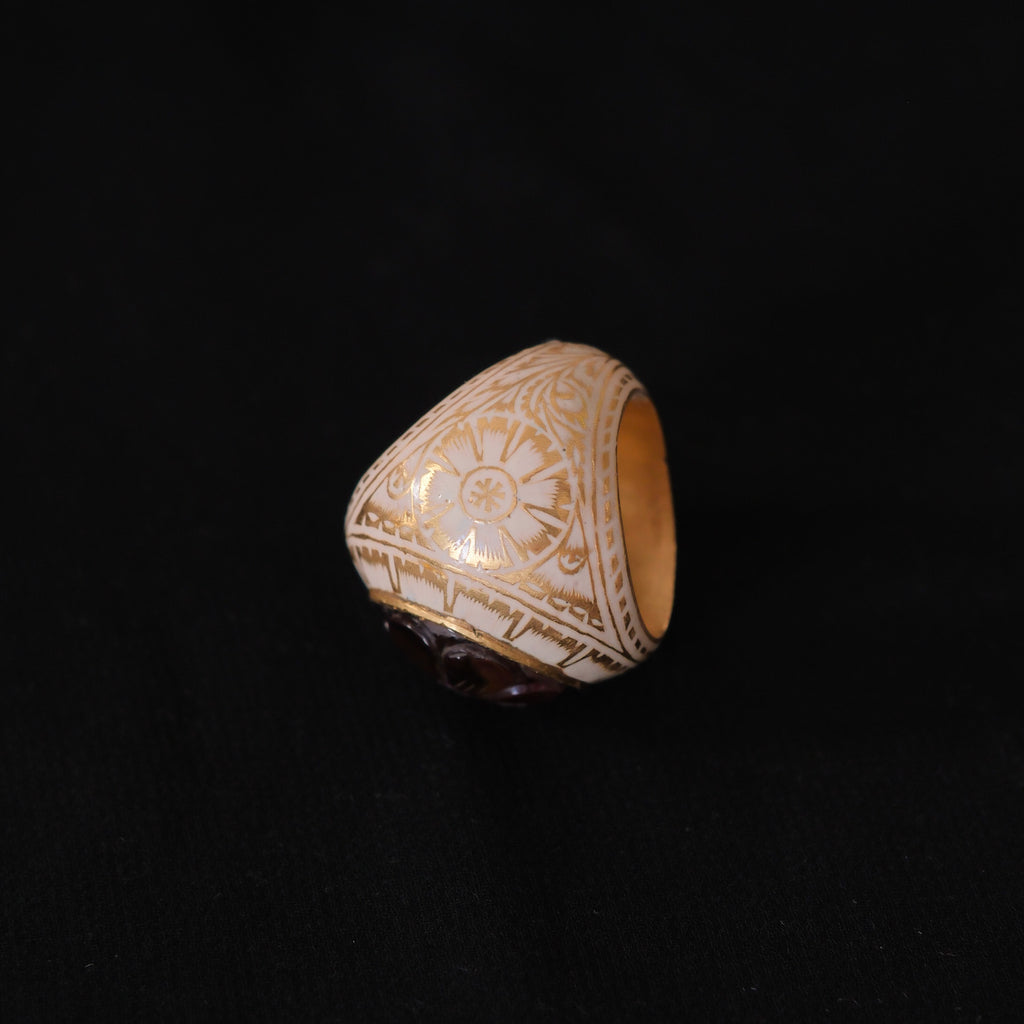 Anillo artesanal de India hecho a mano con oro de 18 k , esmalte blanco y turmalina tallada con forma de flor. Tamaño 14 Diámetro turmalina 19 mm Peso 25 g Ring hand made with gold and white enamel  and carved tourmaline. Lula Máiz