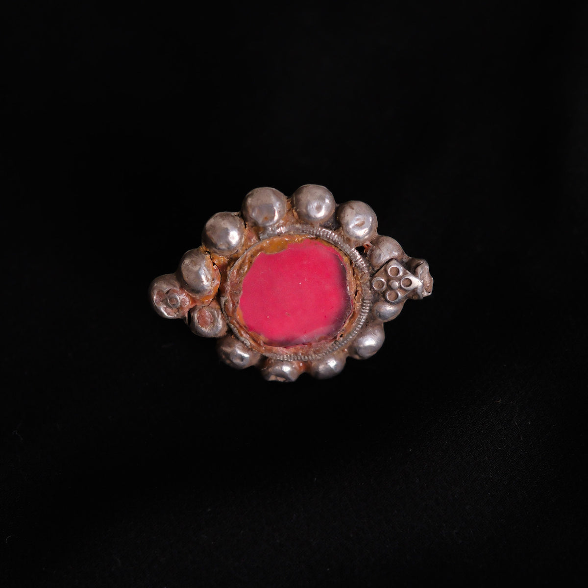 Anillo antiguo de India hecho a mano con plata y vidrio rojo. Se aprecia el desgaste del uso , tanto en el vidrio como en la plata. Tamaño 17 Peso 11 g. Old silver ring from India with red glass. Lula Máiz