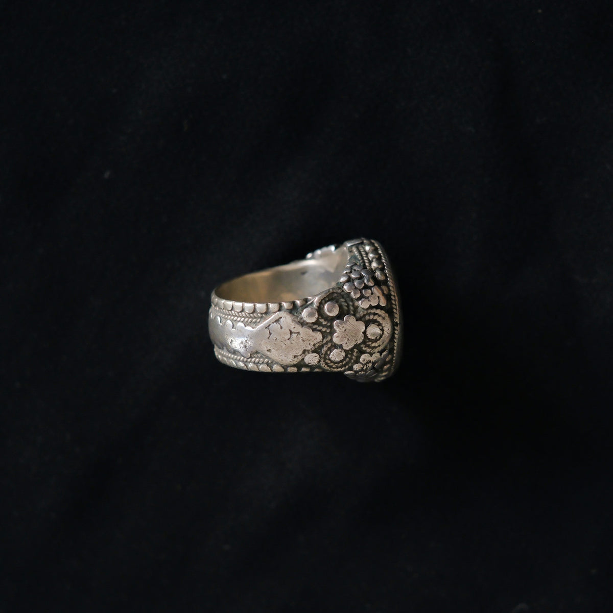 Anillo antiguo de Yemen hecho a mano con plata y vidrio. Tamaño 15 Peso 15 g. Diámetro 18 mm Old silver ring from Yemen Lula Máiz