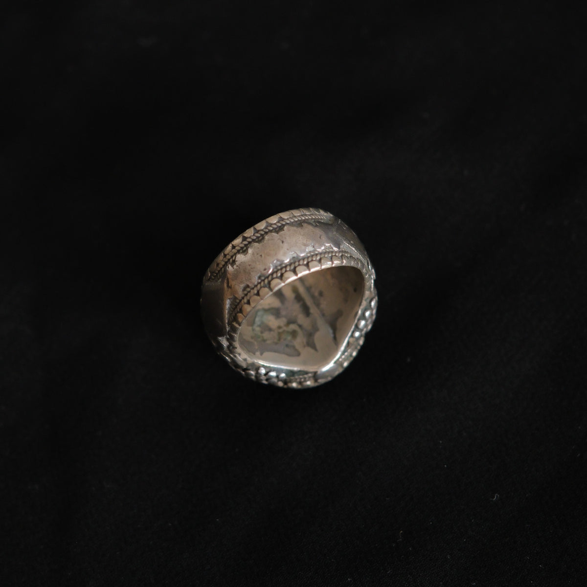 Anillo antiguo de Yemen hecho a mano con plata y vidrio. Tamaño 15 Peso 15 g. Diámetro 18 mm Old silver ring from Yemen Lula Máiz