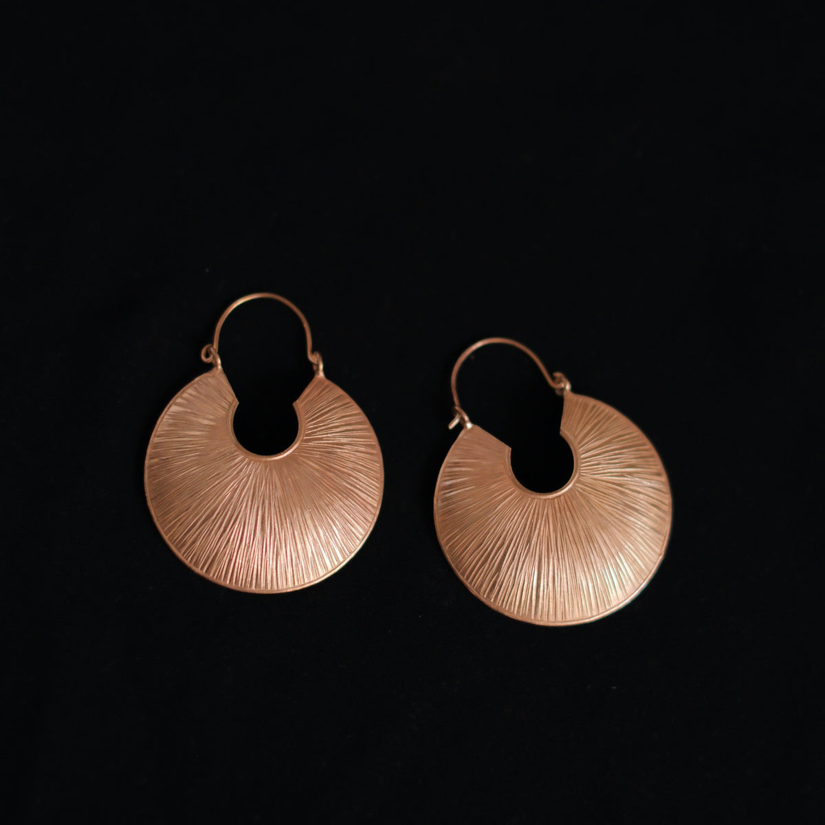 Pendientes artesanales hechos a mano con plata de ley y baño de oro mateado. Medidas 5 x 4 cm Peso 14 g. Handcrafted silver earrings with matte gold plating. Lula Maiz