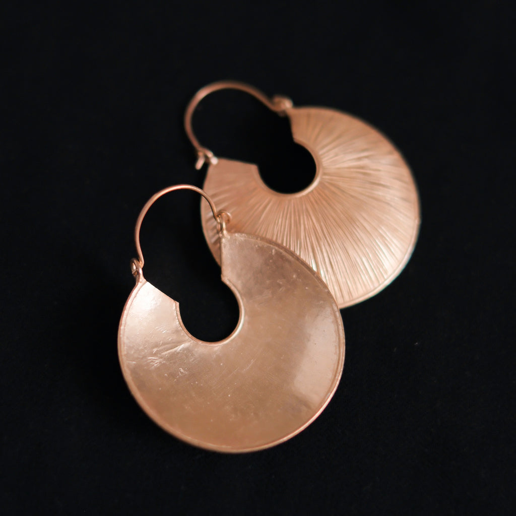 Pendientes artesanales hechos a mano con plata de ley y baño de oro mateado. Medidas 5 x 4 cm Peso 14 g. Handcrafted silver earrings with matte gold plating. Lula Maiz