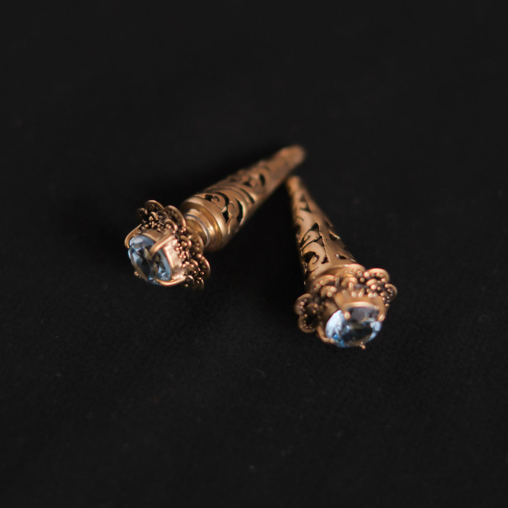 Pendientes hechos a mano con plata de ley, baño de oro mateado y topacio azul facetado. Diámetro 15 cm Longitud 3´5 cm Peso 9 g. Handcrafted gold plated silver earrings with blue topaz. Lula Máiz