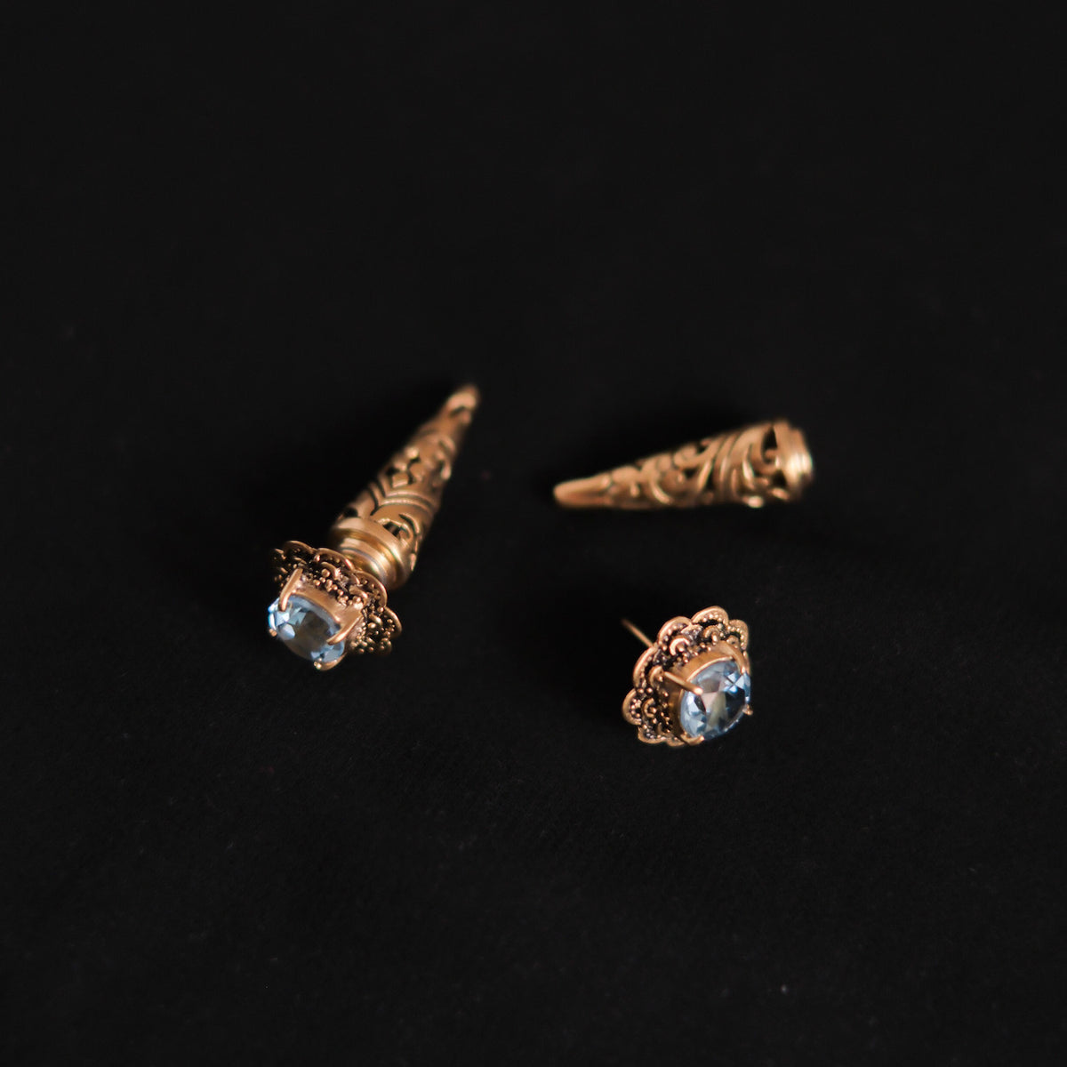 Pendientes hechos a mano con plata de ley, baño de oro mateado y topacio azul facetado. Diámetro 15 cm Longitud 3´5 cm Peso 9 g. Handcrafted gold plated silver earrings with blue topaz. Lula Máiz