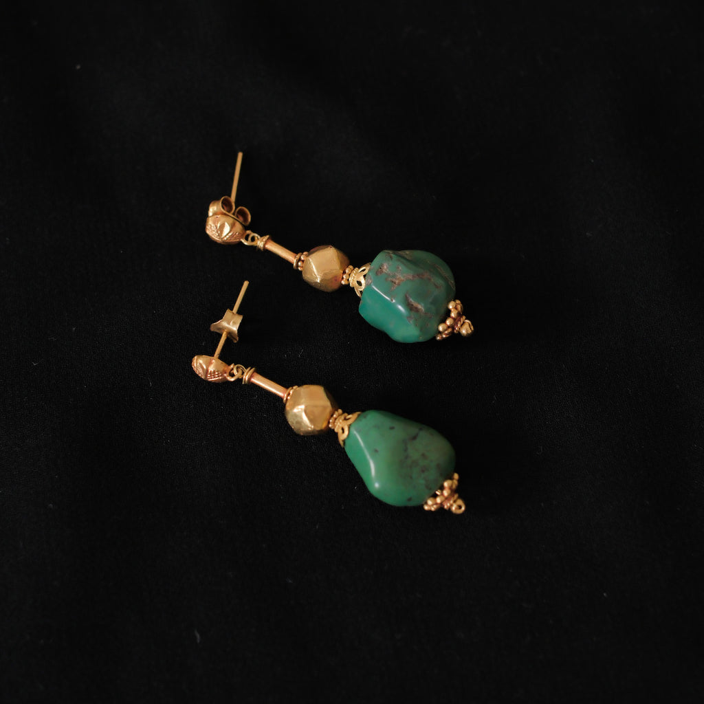 Pendientes con turquesas tibetanas y cuentas de oro, el cierre es también de oro con mariposa. Longitud 4 cm Peso 8 g. Earrings with gold and tibetan turquoise. Lula Máiz