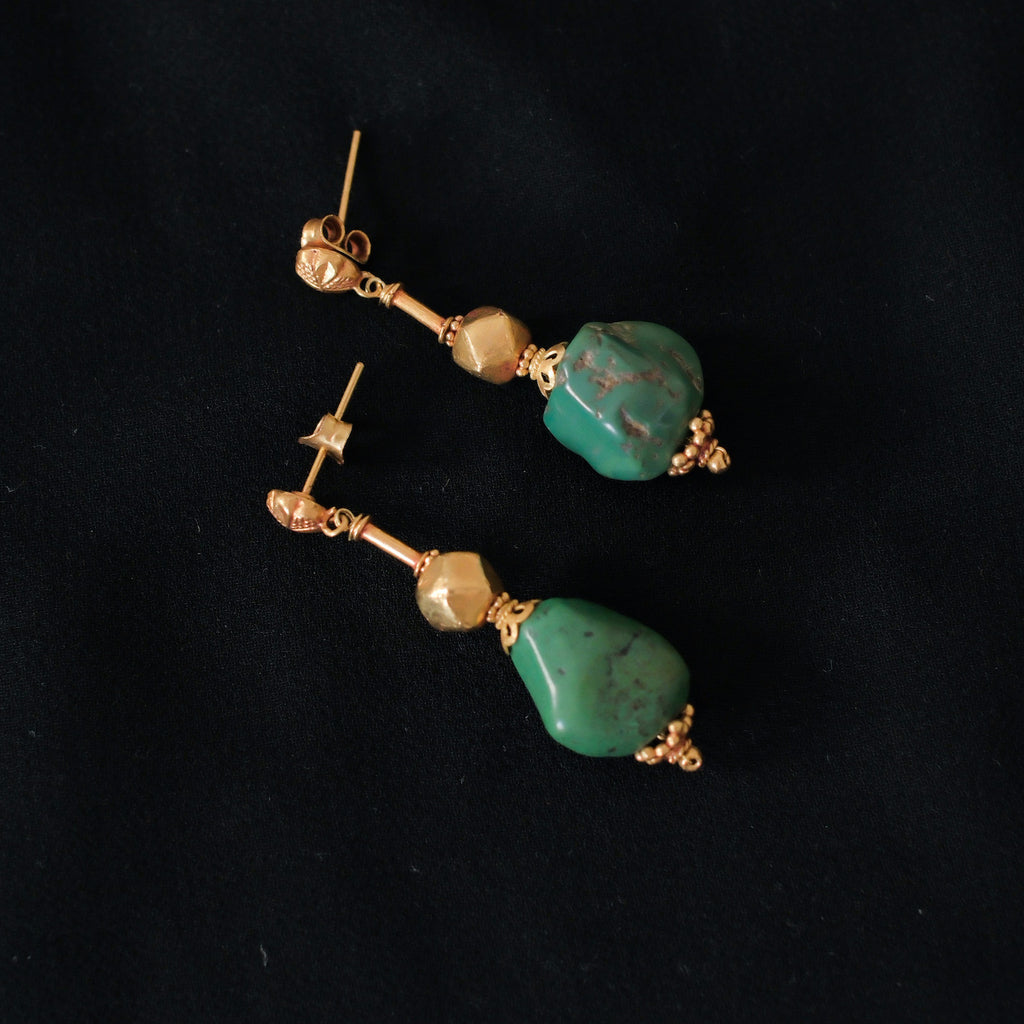 Pendientes con turquesas tibetanas y cuentas de oro, el cierre es también de oro con mariposa. Longitud 4 cm Peso 8 g. Earrings with gold and tibetan turquoise. Lula Máiz