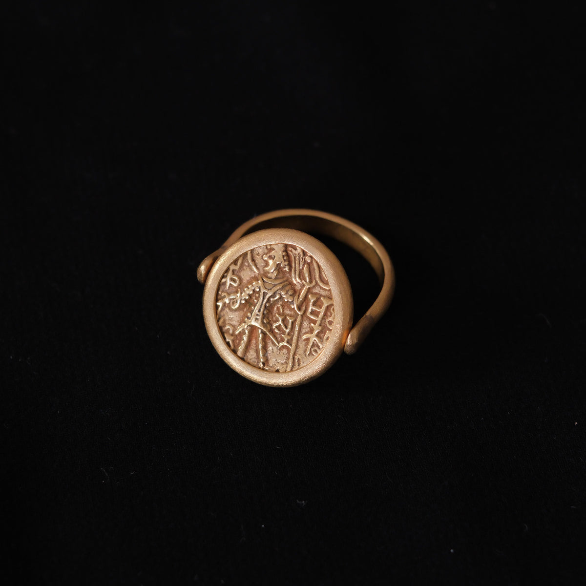 Anillo artesanal hecho a mano con oro de 18 k y moneda antigua. La moneda se puede girar para usarla con sus dos diferentes caras, y es también de oro. Tamaño 16 Diámetro moneda 20 mm Peso 9 g.ROTATING GOLD RING WITH OLD GOLD COIN. Lula Máiz