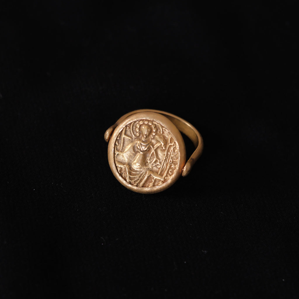 Anillo artesanal hecho a mano con oro de 18 k y moneda antigua. La moneda se puede girar para usarla con sus dos diferentes caras, y es también de oro. Tamaño 16 Diámetro moneda 20 mm Peso 9 g.ROTATING GOLD RING WITH OLD GOLD COIN. Lula Máiz