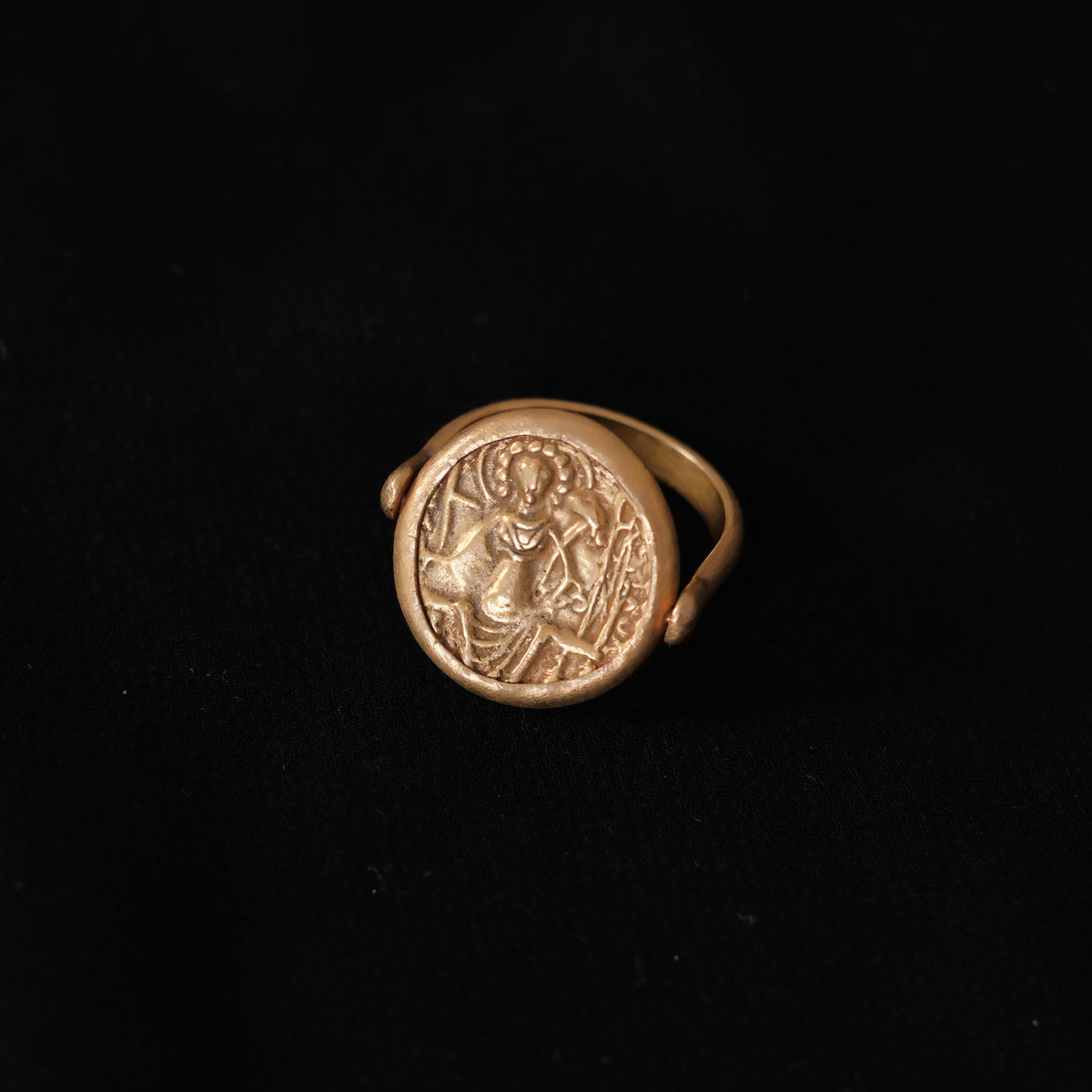 Anillo artesanal hecho a mano con oro de 18 k y moneda antigua. La moneda se puede girar para usarla con sus dos diferentes caras, y es también de oro. Tamaño 16 Diámetro moneda 20 mm Peso 9 g.ROTATING GOLD RING WITH OLD GOLD COIN. Lula Máiz