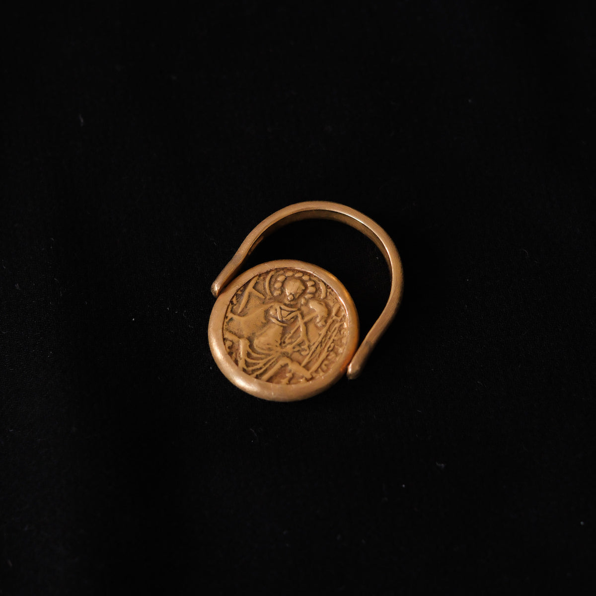 Anillo artesanal hecho a mano con oro de 18 k y moneda antigua. La moneda se puede girar para usarla con sus dos diferentes caras, y es también de oro. Tamaño 16 Diámetro moneda 20 mm Peso 9 g.ROTATING GOLD RING WITH OLD GOLD COIN. Lula Máiz