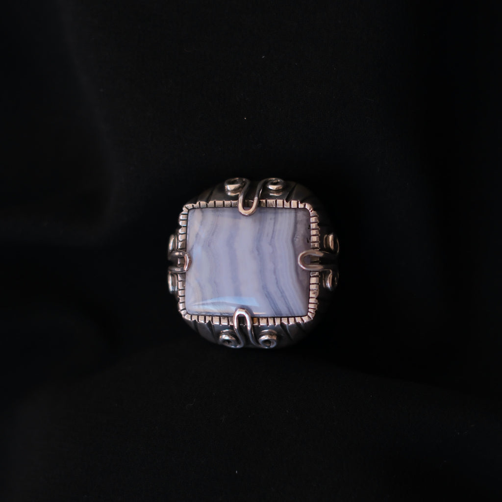 Anillo XL de diseño uigur, comunidad musulmana de Kashgar ( Sinkiang ), con un gran cabujón de ágata de lazo azul. Las espirales laterales simbolizan la eternidad. Hecho a mano con plata de ley. Tamaño 19 Medidas ágata 2´5 cm x 3 cm Peso 38 g. Ethnic ring hand made with silver and blue lace agate. Lula Máiz