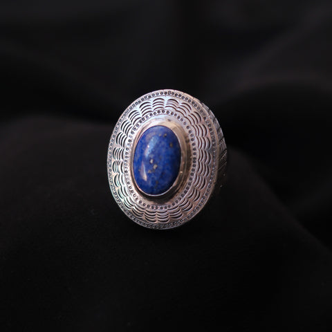 Anillo artesanal hecho a mano con plata de ley y cabujón de lapislázuli. Tamaño 19 Medidas 4 cm x 3 cm Peso 30 g. Handcrafted silver ring with lapislazuli. Lula Máiz