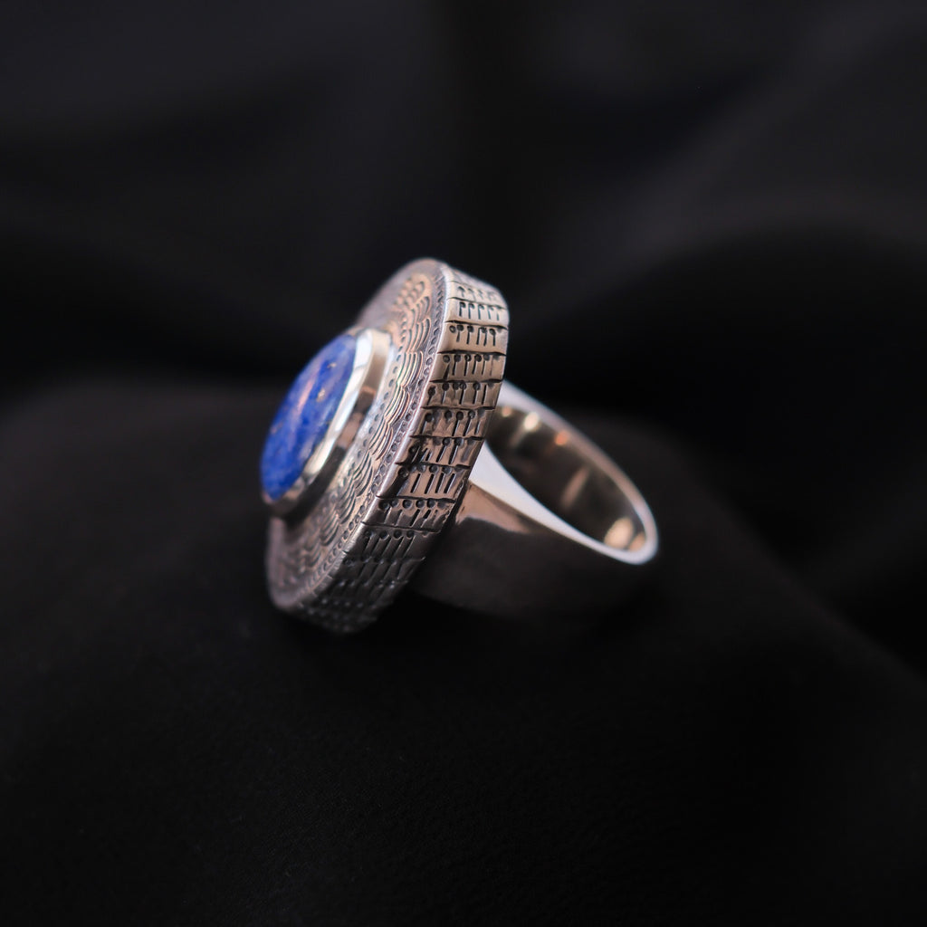 Anillo artesanal hecho a mano con plata de ley y cabujón de lapislázuli. Tamaño 19 Medidas 4 cm x 3 cm Peso 30 g. Handcrafted silver ring with lapislazuli. Lula Máiz