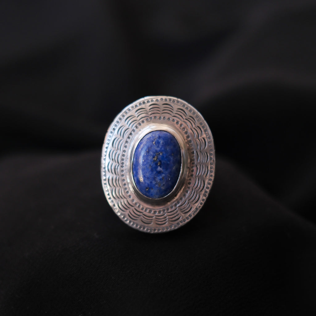 Anillo artesanal hecho a mano con plata de ley y cabujón de lapislázuli. Tamaño 19 Medidas 4 cm x 3 cm Peso 30 g. Handcrafted silver ring with lapislazuli. Lula Máiz