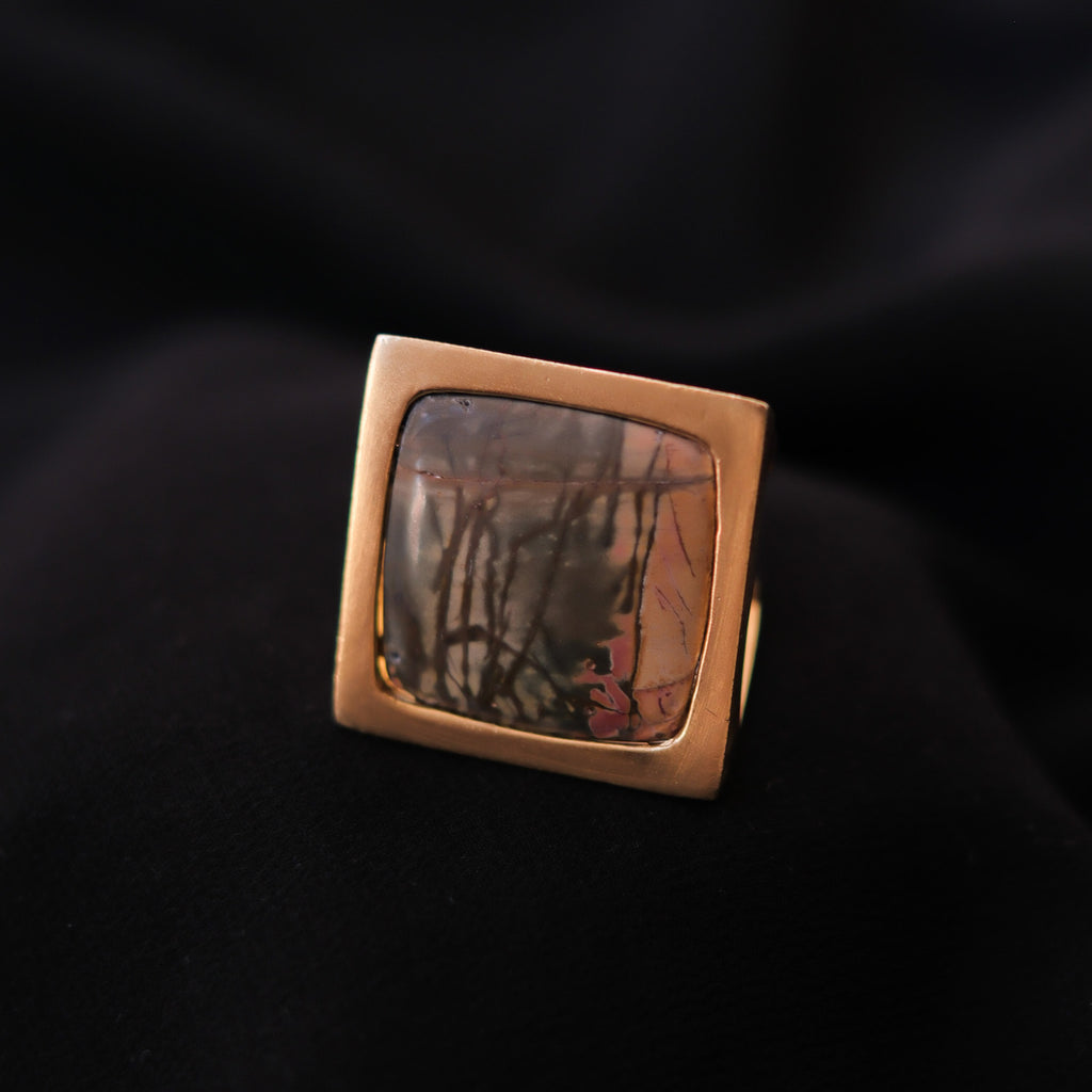 Anillo artesanal, de diseño contemporáneo , hecho a mano con plata de ley, bano de oro mateado y jaspe paisaje cuadrado. Medidas 3 cm x 3 cm Tamano 17 Peso 33 g. XL square ring with gold plated silver and landscape jasper
