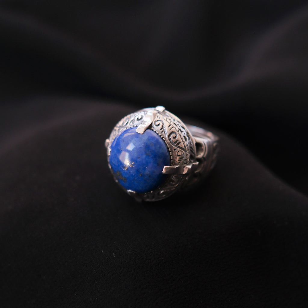 Anillo artesanal hecho a mano con plata de ley y cabujón de lapislázuli. Tamaño 18 Peso 31 g Handcrafted silver rings with lapislazuli. Lula Máiz