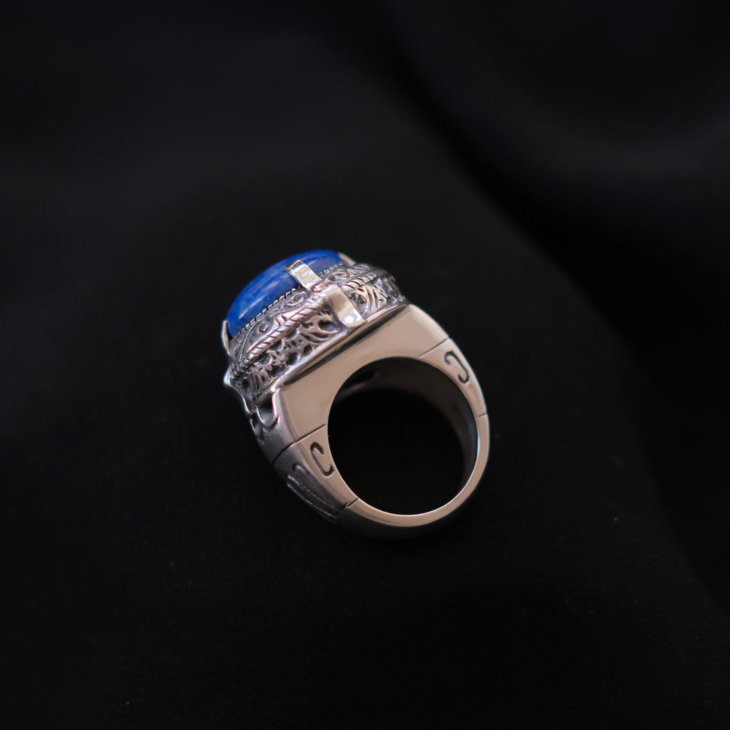 Anillo artesanal hecho a mano con plata de ley y cabujón de lapislázuli. Tamaño 18 Peso 31 g Handcrafted silver rings with lapislazuli. Lula Máiz