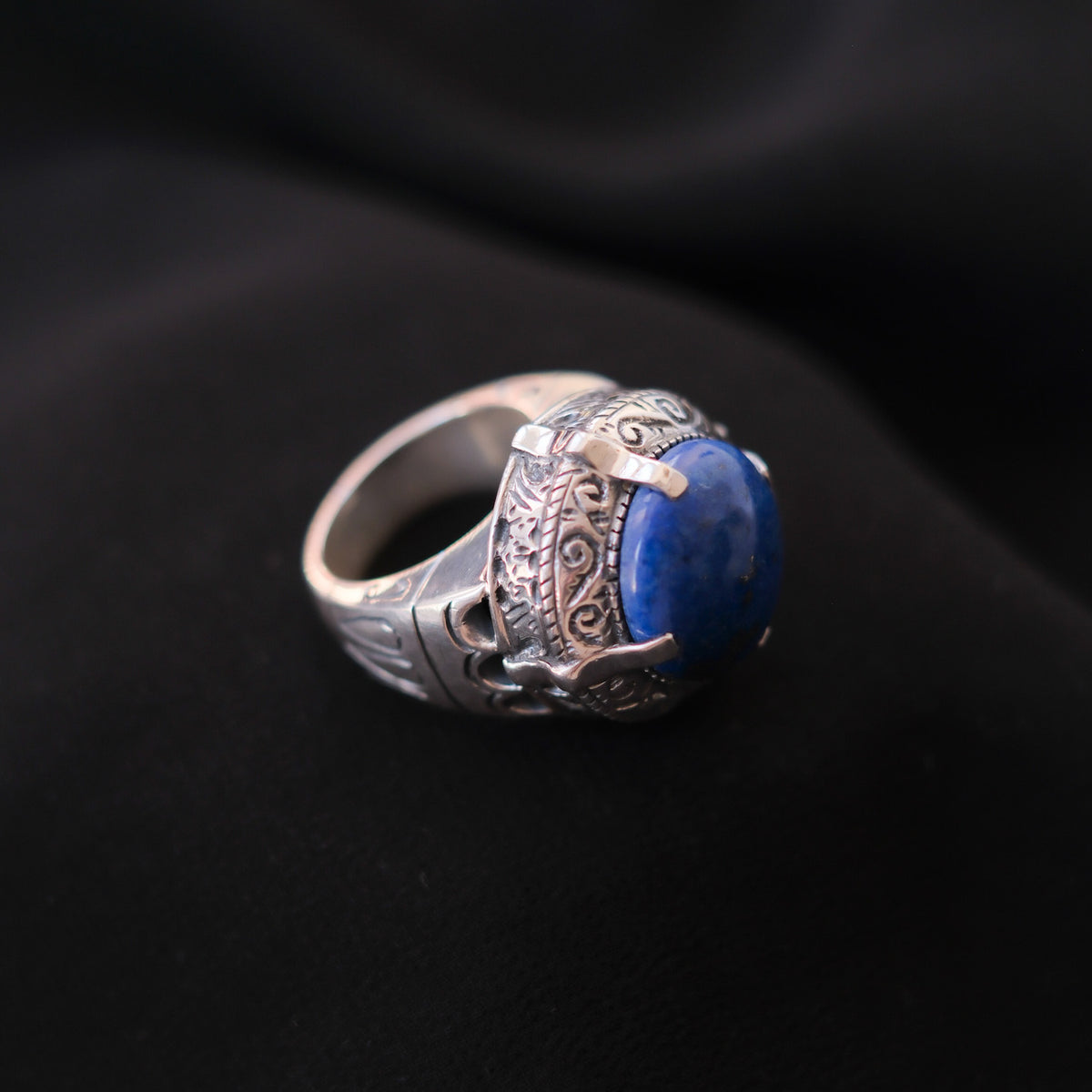 Anillo artesanal hecho a mano con plata de ley y cabujón de lapislázuli. Tamaño 18 Peso 31 g Handcrafted silver rings with lapislazuli. Lula Máiz