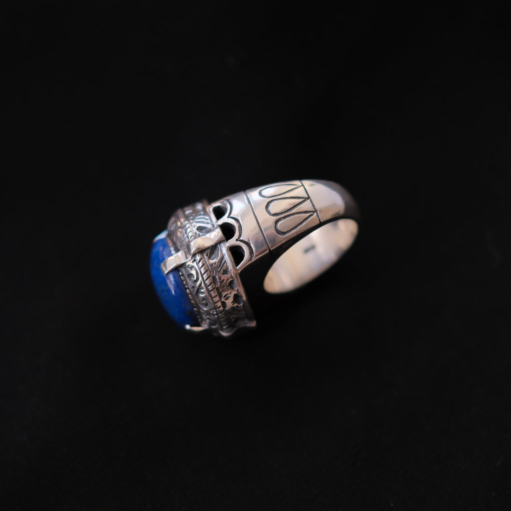 Anillo artesanal hecho a mano con plata de ley y cabujón de lapislázuli. Tamaño 18 Peso 31 g Handcrafted silver rings with lapislazuli. Lula Máiz