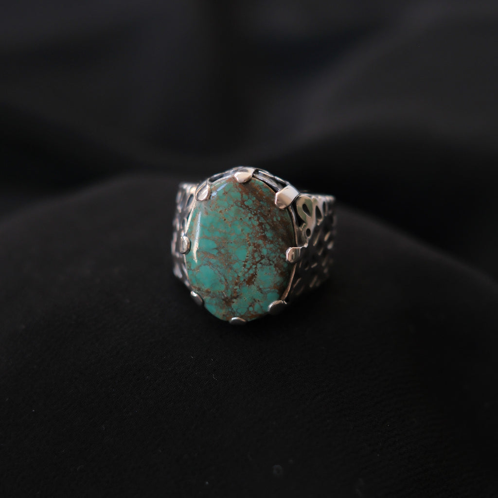 Anillo artesanal hecho a mano con plata de ley y turquesa. Tamaño 18 Medidas turquesa 25 mm x 20 mm Peso 28 Handcrafted silver ring with turquoise. Lula Máiz