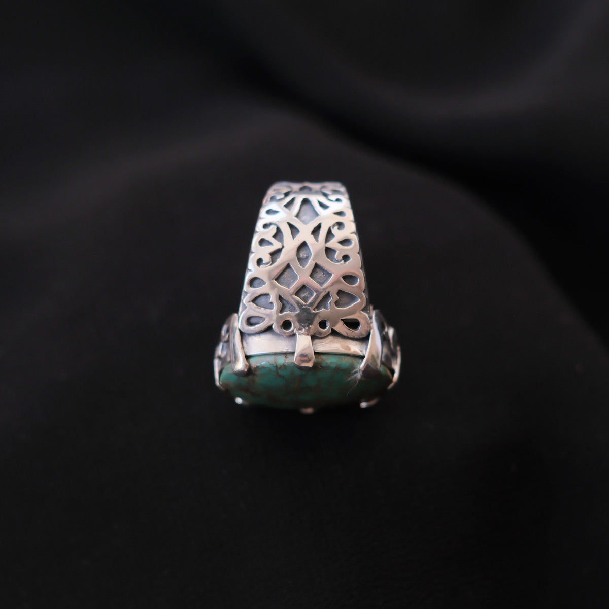 Anillo artesanal hecho a mano con plata de ley y turquesa. Tamaño 18 Medidas turquesa 25 mm x 20 mm Peso 28 Handcrafted silver ring with turquoise. Lula Máiz