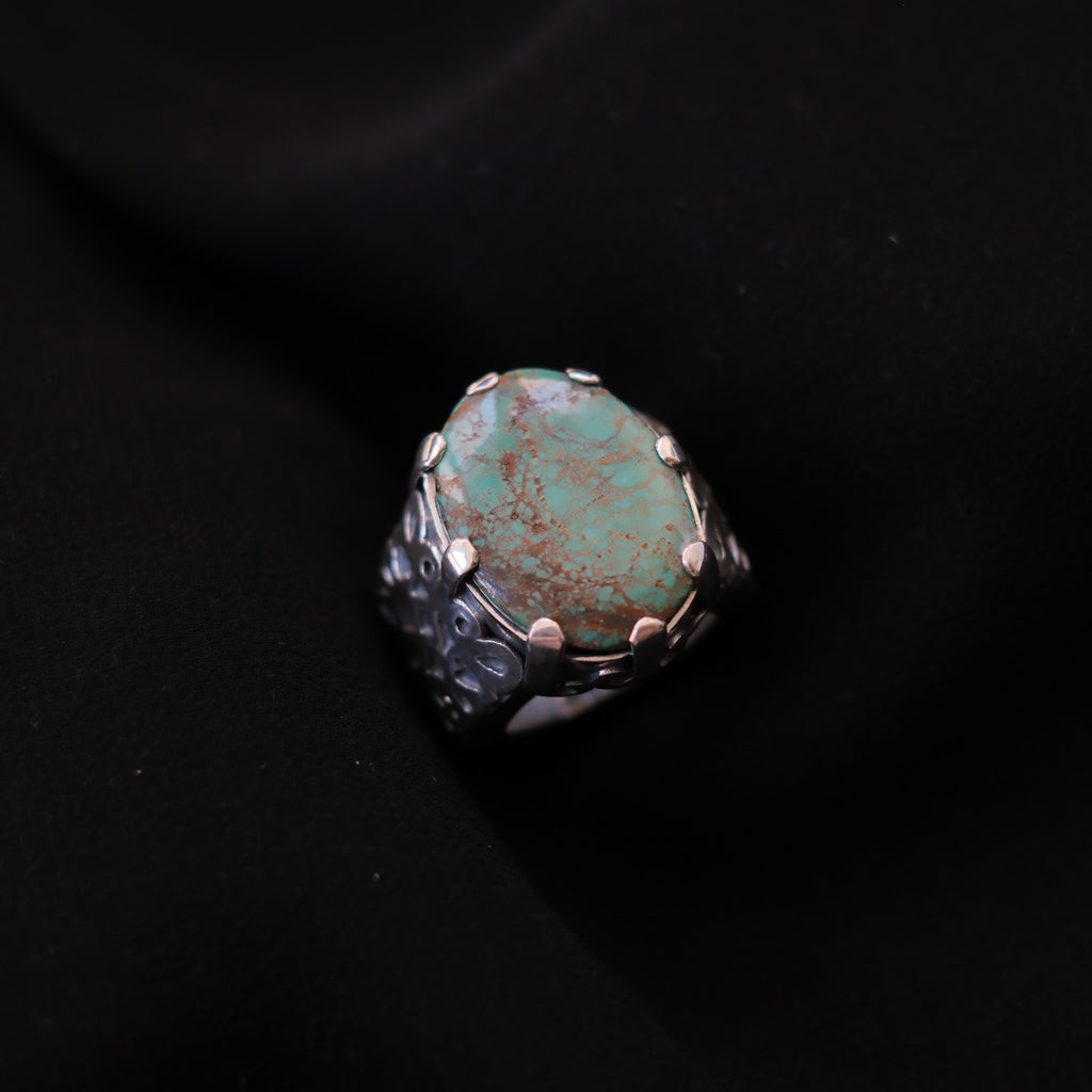 Anillo artesanal hecho a mano con plata de ley y turquesa. Tamaño 18 Medidas turquesa 25 mm x 20 mm Peso 28 Handcrafted silver ring with turquoise. Lula Máiz