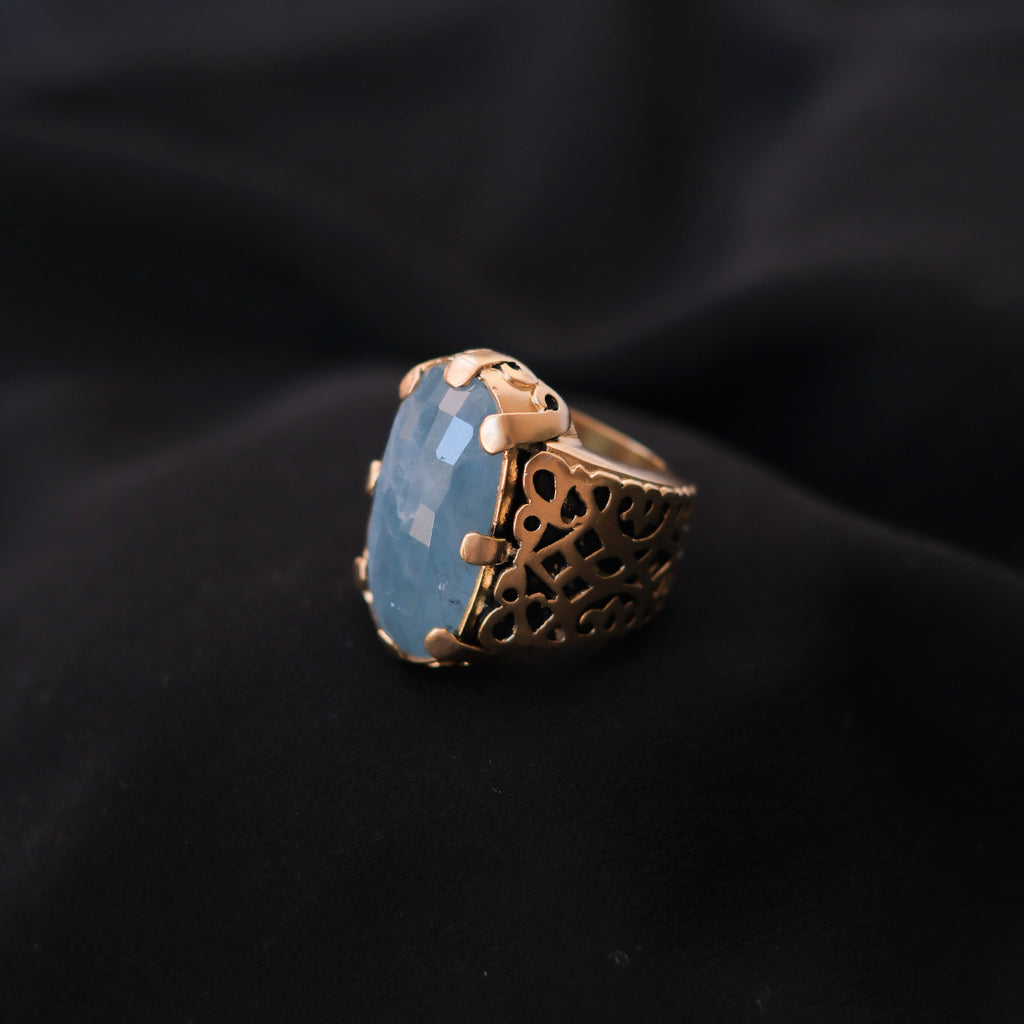 Anillo artesanal hecho a mano con plata de ley, baño de oro mateado y gran aguamarina facetada. Tamaño 17 Peso 28 g. Medidas aguamarina 30 x 20 mm One of a kind gold plated silver ring with big aquamarine. Lula Máiz