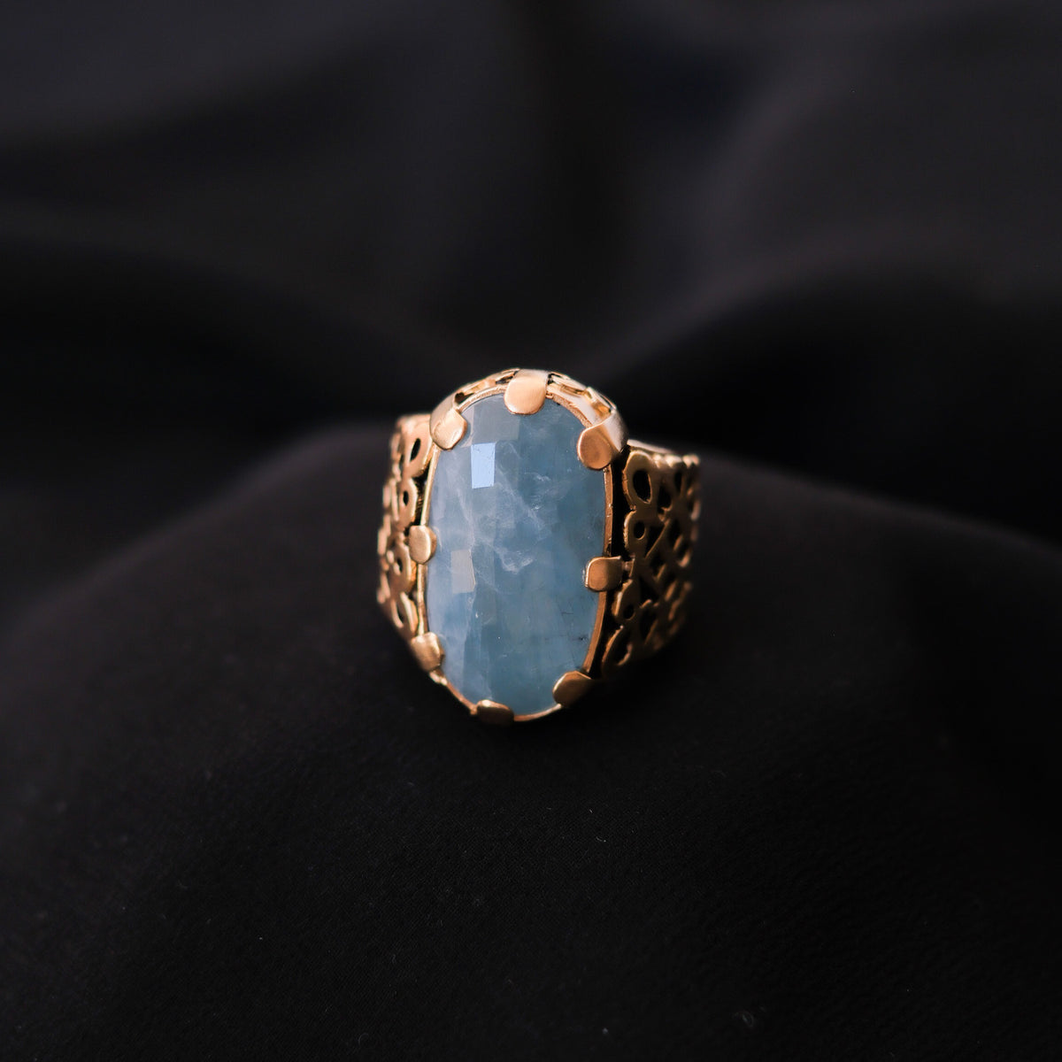 Anillo artesanal hecho a mano con plata de ley, baño de oro mateado y gran aguamarina facetada. Tamaño 17 Peso 28 g. Medidas aguamarina 30 x 20 mm One of a kind gold plated silver ring with big aquamarine. Lula Máiz