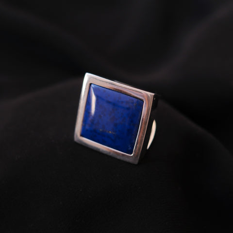 Anillo artesanal, de diseño contemporáneo , hecho a mano con plata de ley y lapislázuli cuadrado. Tamaño 20 Medidas 3 cm x 3 cm Peso 38 g.Ring XL HAND MADE WITH STERLING SILVER AND LAPISLAZULI. Lula Máiz