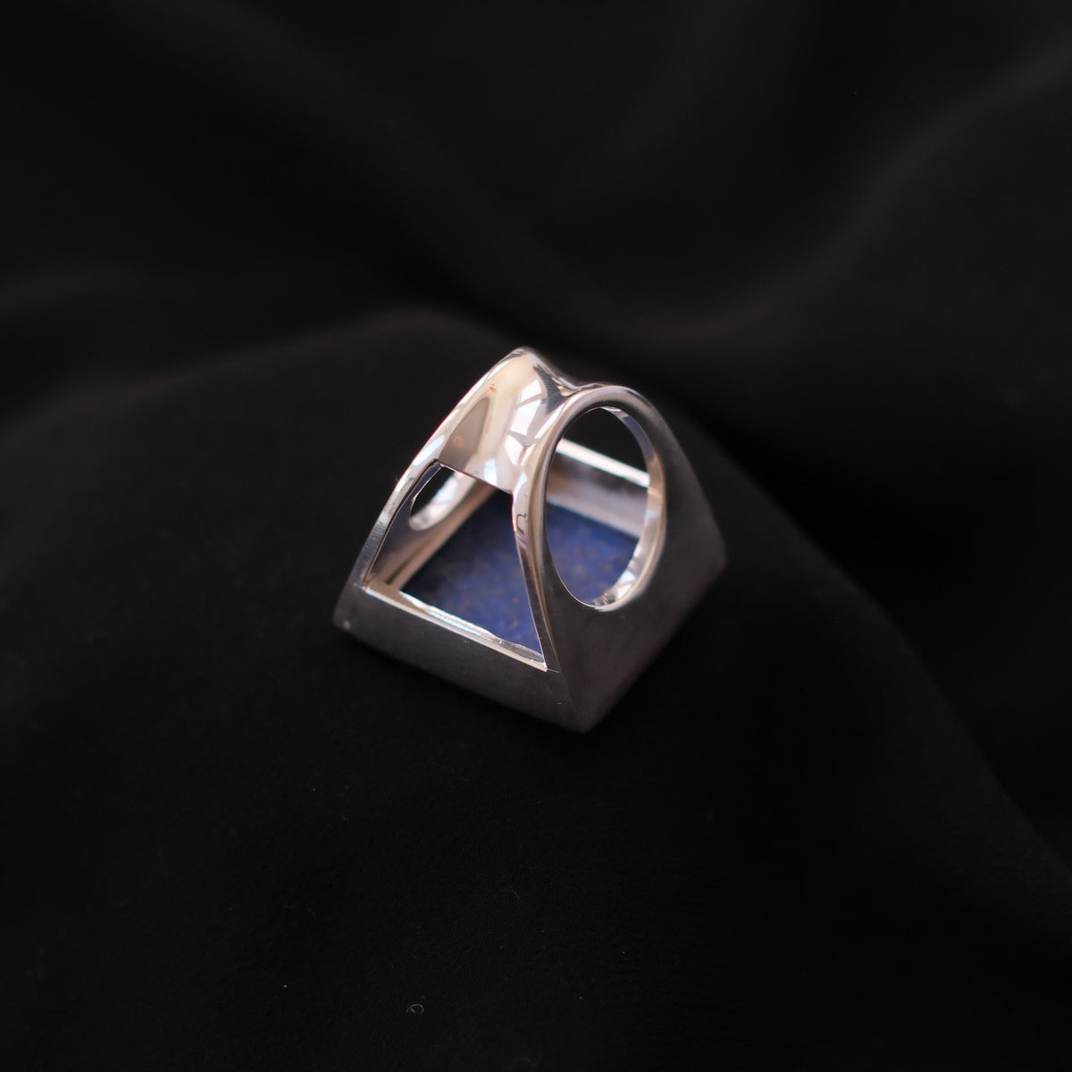 Anillo artesanal, de diseño contemporáneo , hecho a mano con plata de ley y lapislázuli cuadrado. Tamaño 20 Medidas 3 cm x 3 cm Peso 38 g.Ring XL HAND MADE WITH STERLING SILVER AND LAPISLAZULI. Lula Máiz