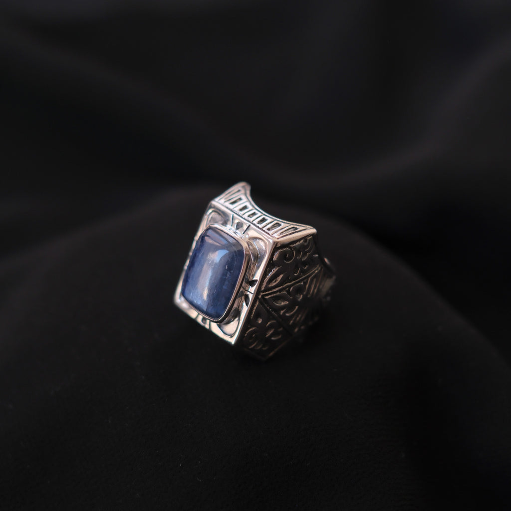 Anillo artesanal hecho a mano con plata de ley y cabujón de cianita. Tamaño 16 Medidas 25 mm x 18 mm Peso 30 g. Handcrafted silver ring with kyanite. Lula Máiz