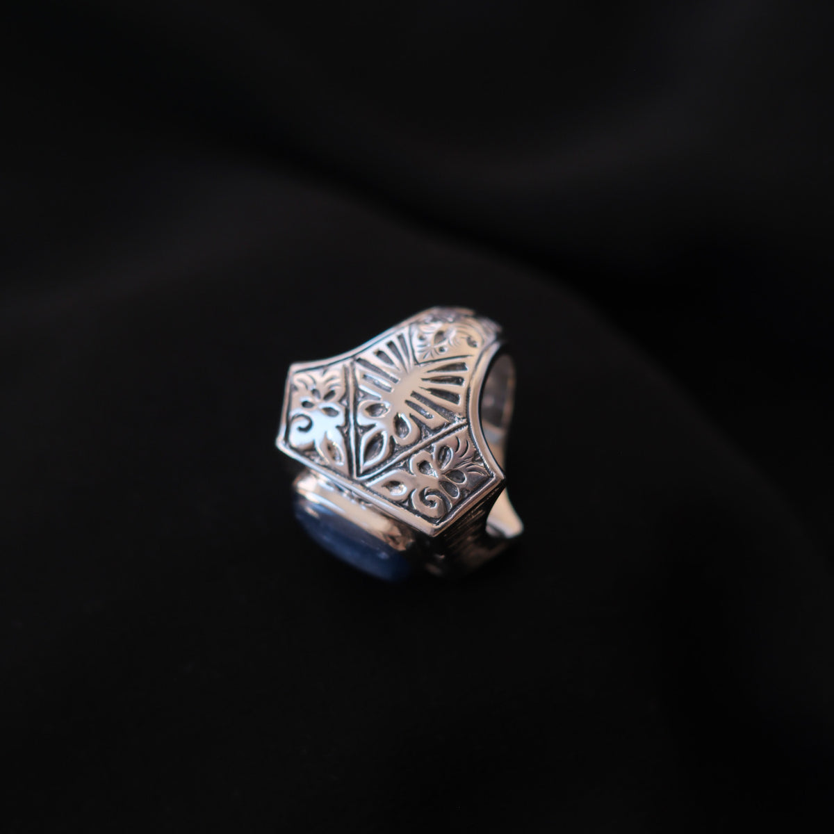 Anillo artesanal hecho a mano con plata de ley y cabujón de cianita. Tamaño 16 Medidas 25 mm x 18 mm Peso 30 g. Handcrafted silver ring with kyanite. Lula Máiz