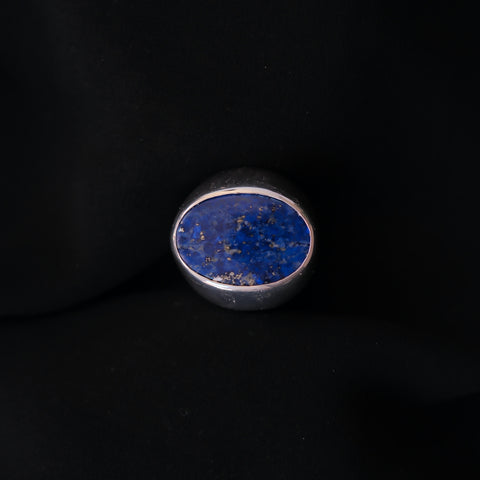 Anillo artesanal hecho a mano con plata de ley y lapislázuli. Tamaño 19 Medidas del lapislázuli 30 mm x 20 mm Peso 35 g. Handcrafted contemporary silver ring with lapislazuli