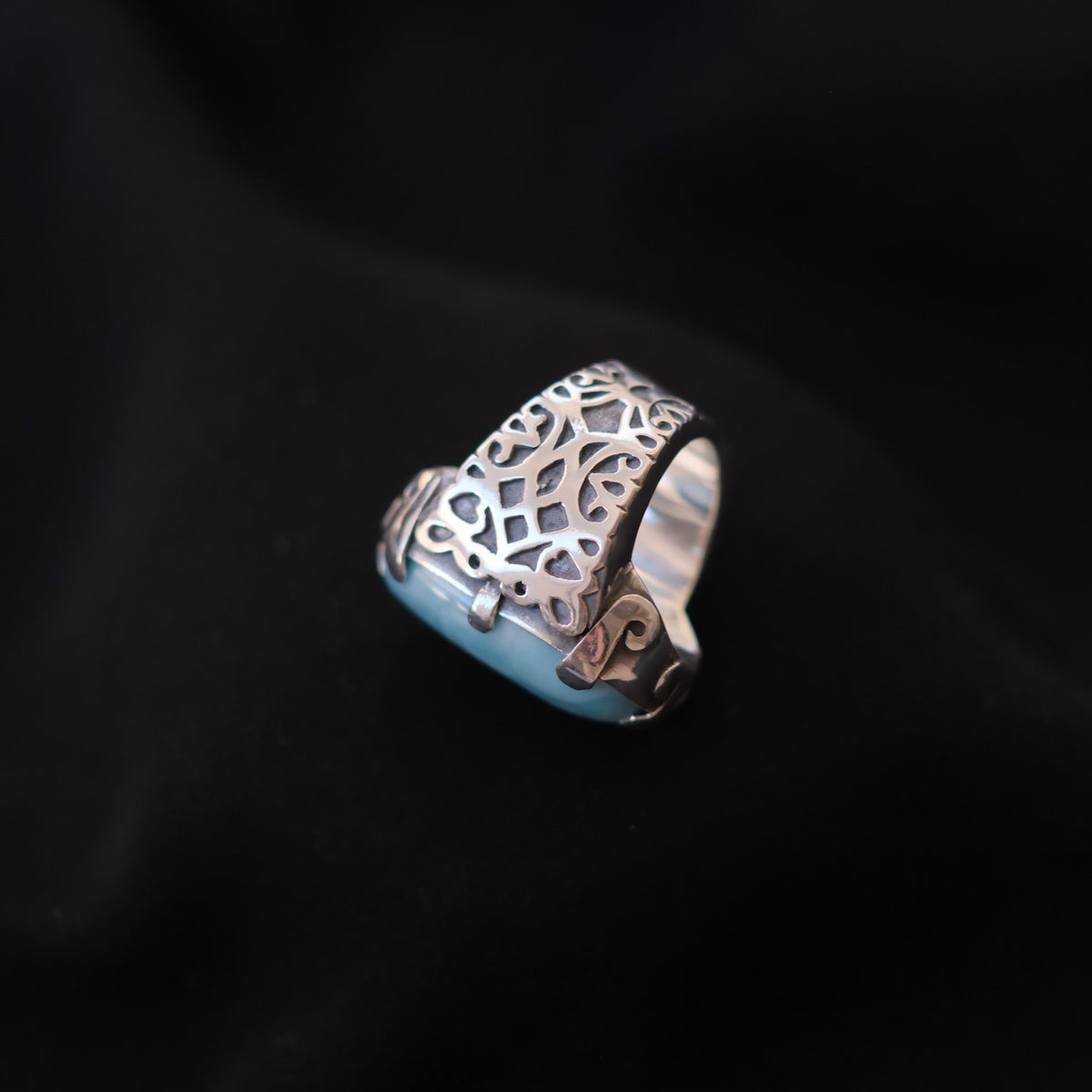 Anillo artesanal hecho a mano con plata de ley y gran cabujón de larimar. Tamaño 18 Medidas larimar 35 mm x 20 mm Peso 40 g. Handcrafted silver ring with larimar. Lula Máiz