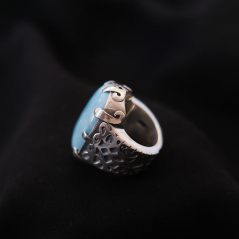 Anillo artesanal hecho a mano con plata de ley y gran cabujón de larimar. Tamaño 18 Medidas larimar 35 mm x 20 mm Peso 40 g. Handcrafted silver ring with larimar. Lula Máiz