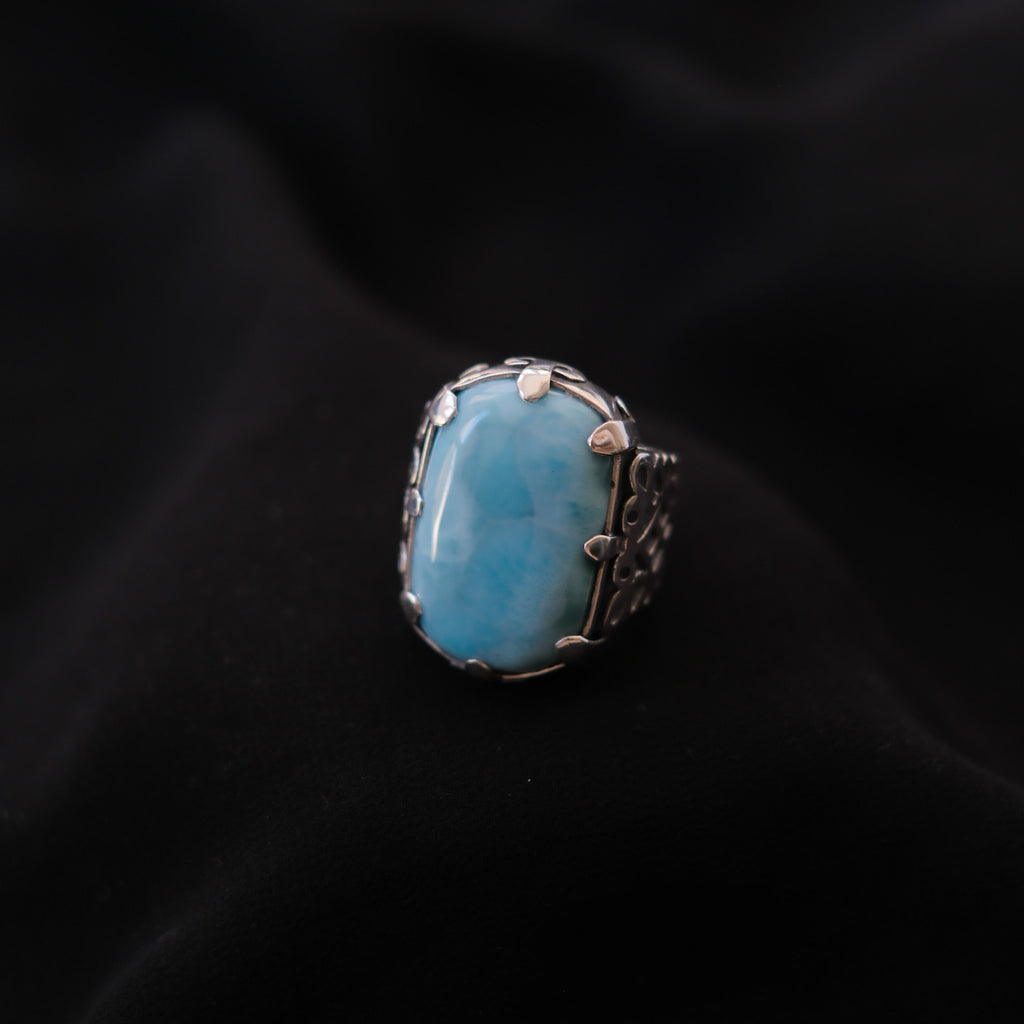 Anillo artesanal hecho a mano con plata de ley y gran cabujón de larimar. Tamaño 18 Medidas larimar 35 mm x 20 mm Peso 40 g. Handcrafted silver ring with larimar. Lula Máiz