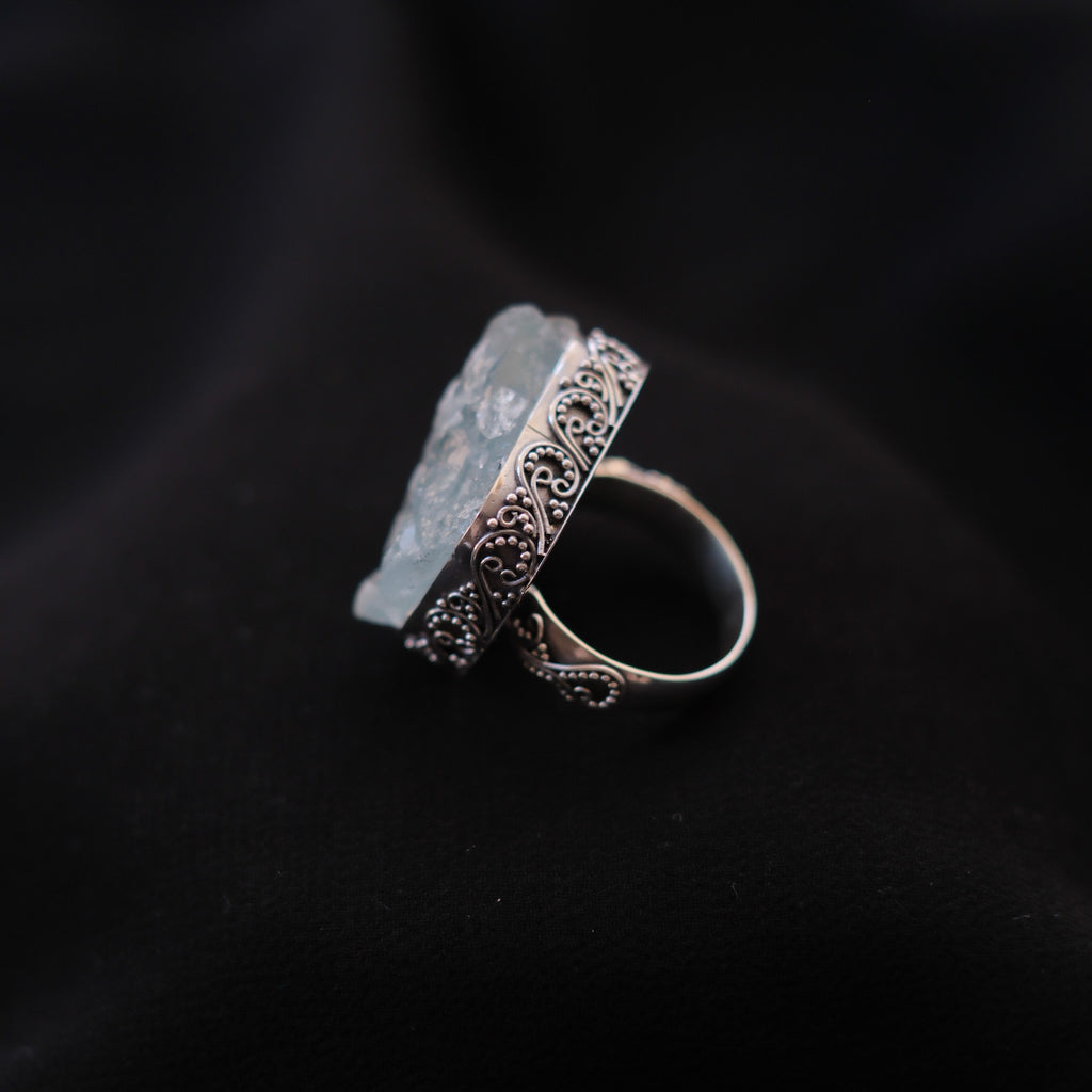 Anillo artesanal hecho a mano con plata de ley y aguamarina en bruto, sin pulir. Tamaño 17 Medidas aguamarina 3 cm x 2´5 cm Peso 15 g.Handcrafted silver ring with rough aquamarine. Lula Máiz