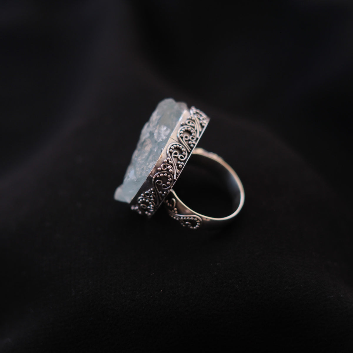 Anillo artesanal hecho a mano con plata de ley y aguamarina en bruto, sin pulir. Tamaño 17 Medidas aguamarina 3 cm x 2´5 cm Peso 15 g.Handcrafted silver ring with rough aquamarine. Lula Máiz