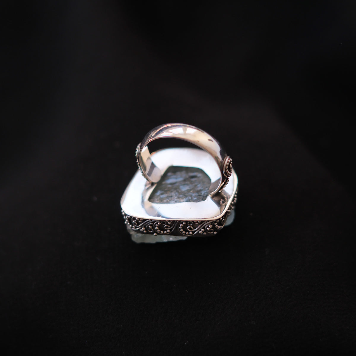 Anillo artesanal hecho a mano con plata de ley y aguamarina en bruto, sin pulir. Tamaño 17 Medidas aguamarina 3 cm x 2´5 cm Peso 15 g.Handcrafted silver ring with rough aquamarine. Lula Máiz