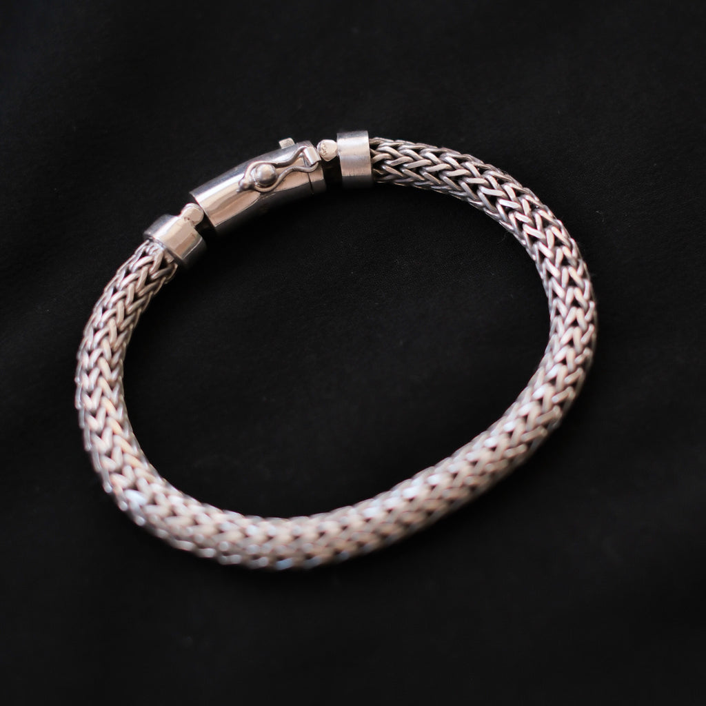 Pulsera artesanal de diseño serpiente, hecha a mano con plata de ley y cierre de caja con pin de seguridad. Longitud 19 cm Peso 32 g Snake bracelet hand made with sterling silver. Lula Máiz