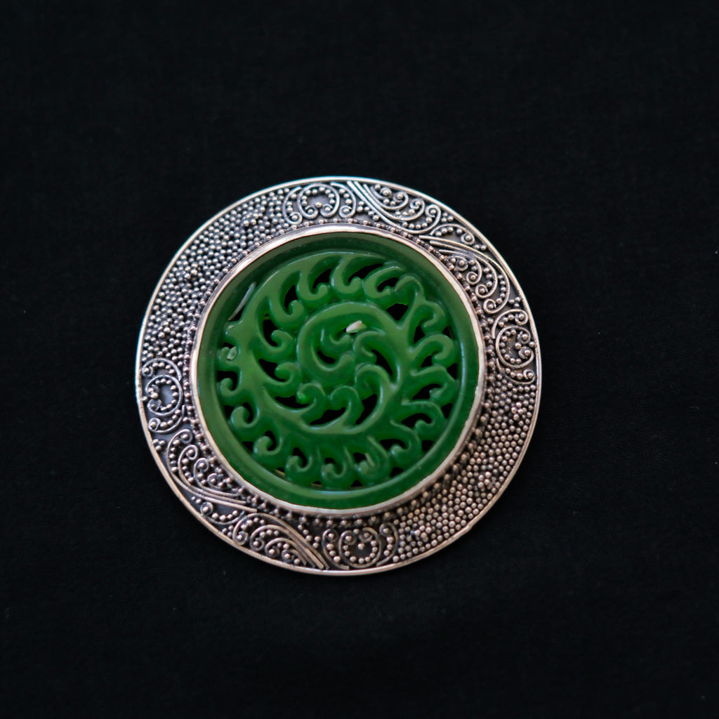 Broche artesanal hecho a mano con plata de ley y jade trabajado a mano. Tambien se puede usar como colgante. Diámetro 5 cm Peso 21 g Handcrafted brooch made of silver and jade. Lula Máiz